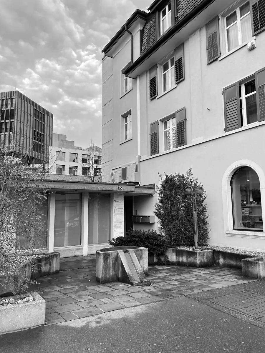 Eingang von Derma Marti in Brugg