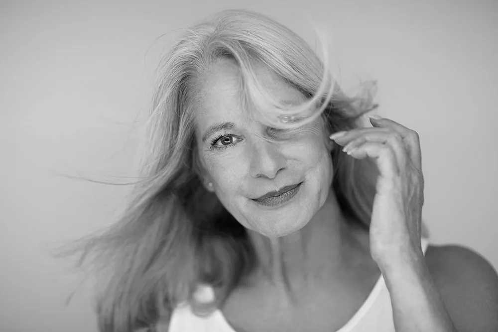 Frau mit grauem Haar und strahlender Haut